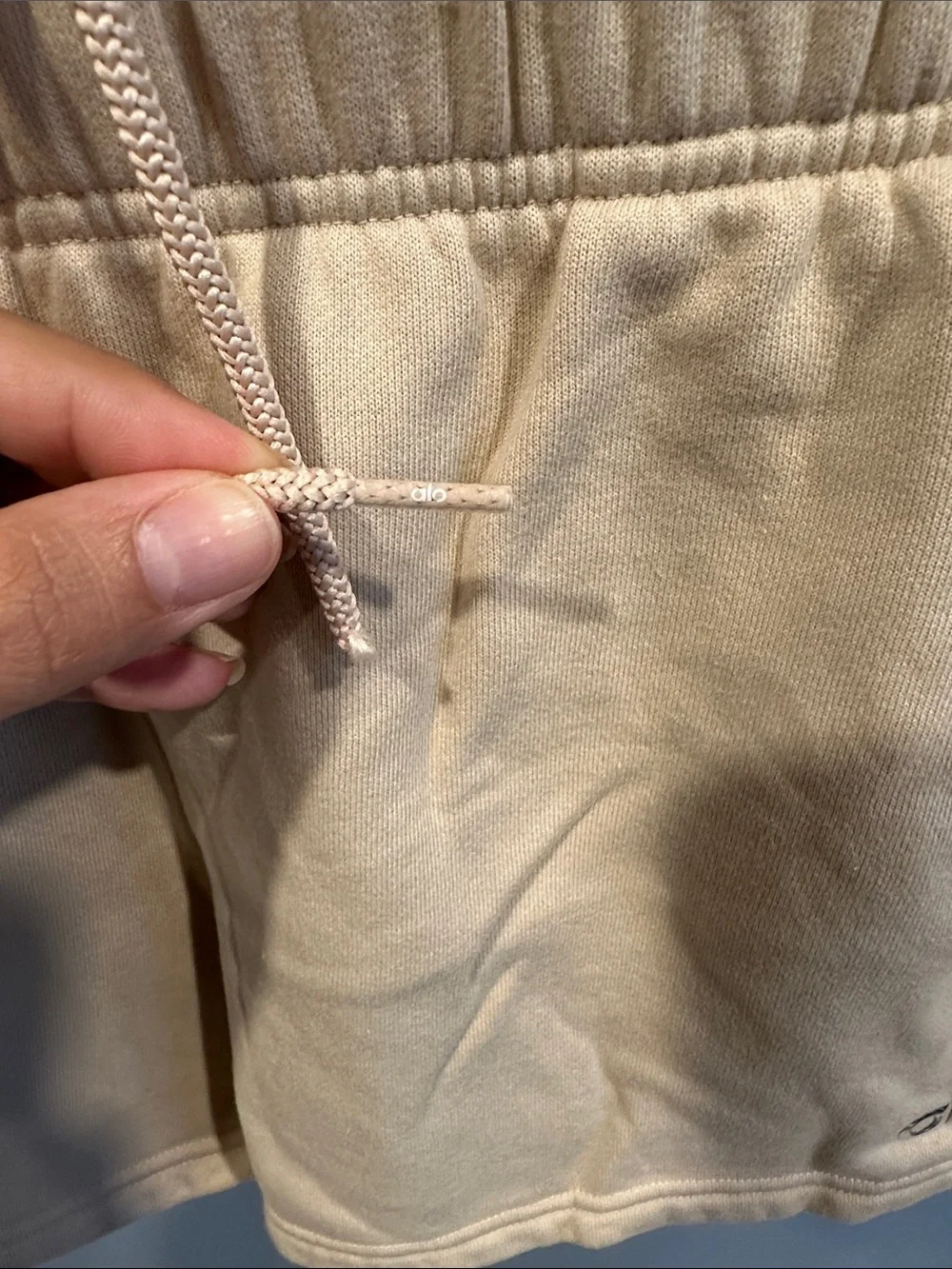 ALO Yoga Accolade Shorts in Macadamia Size M